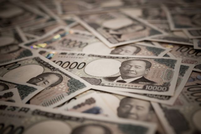 大量の一万円札