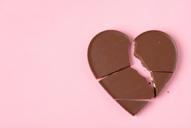 割れたハート型のチョコ