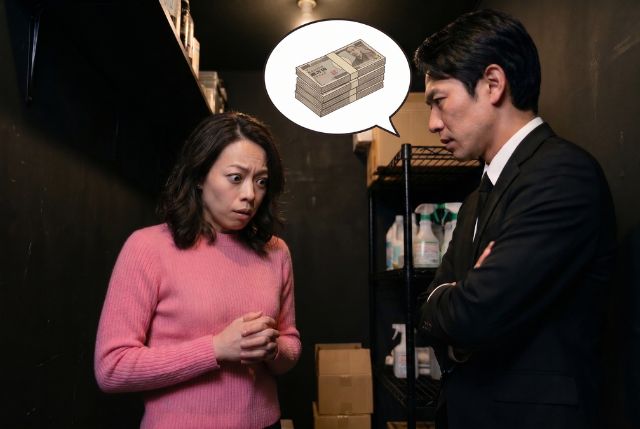 驚いた表情のピンクの服の女性と黒いスーツの男性。札束が描かれた吹き出し