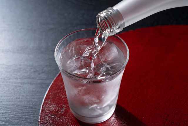 グラスに水を注ぐ様子
