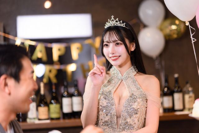 ティアラをつけたドレスの女性が人差し指を立てている