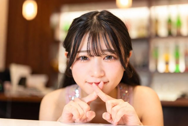 人差し指でばつ印を作る若い女性