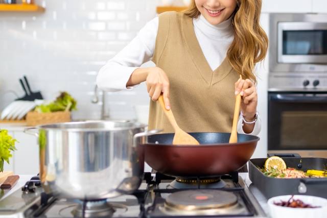 キッチンで料理を作る女性