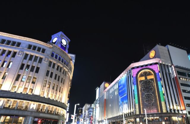 夜の銀座の街並み