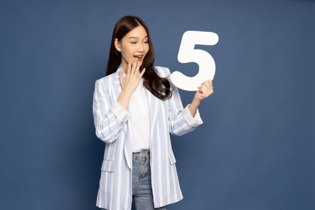5の看板を持っている女性