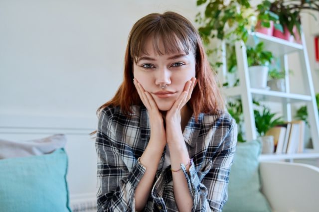 頬に手をあて不満そうにしている女性