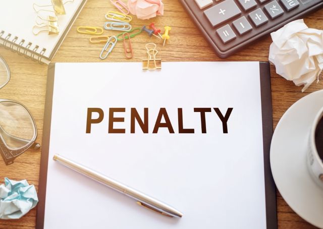 机に置いてあるPENALTYと書かれた紙
