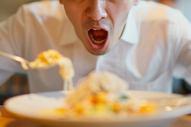 食事をするマナーが悪い男性