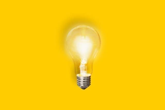 黄色い背景と光っている電球