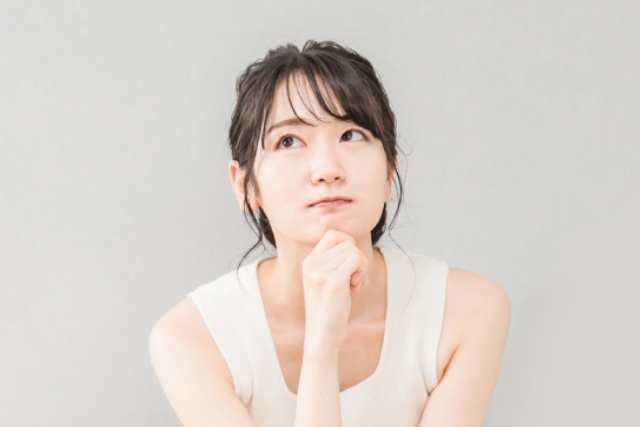 考え事をしている日本人の女性