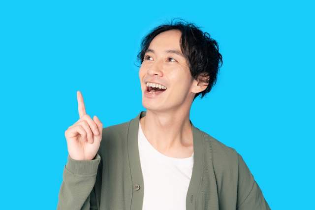 何かがひらめいた表情の男性