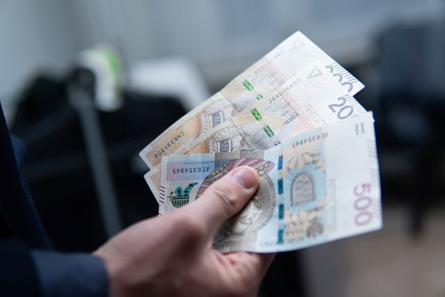 お金を持っている男性の手元