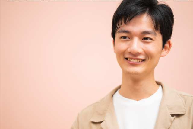微笑む日本人の男性