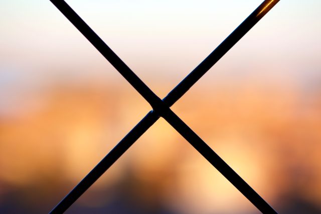 街をバックにおいてあるバツ印