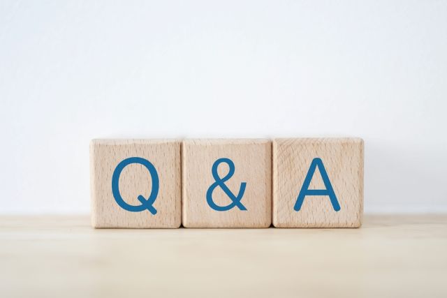 青い文字でかかれたQ&Aのブロック