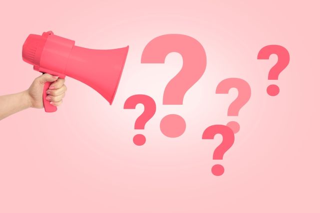 ピンクのメガホンとハテナマーク