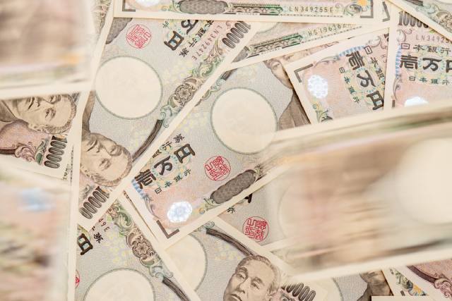 散らばるたくさんの一万円札