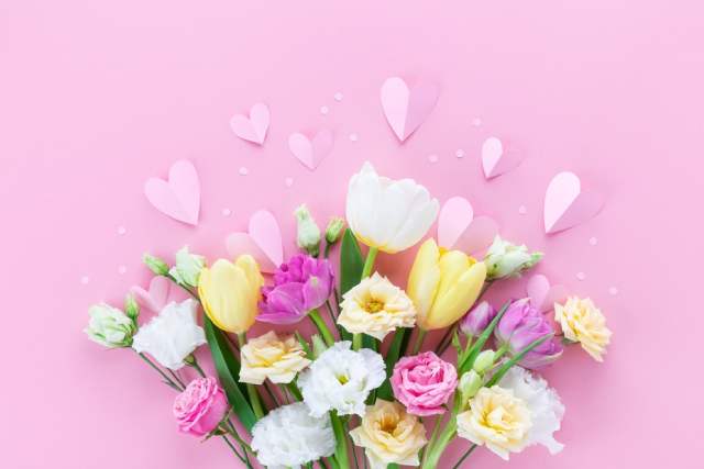華やかな花束とハート
