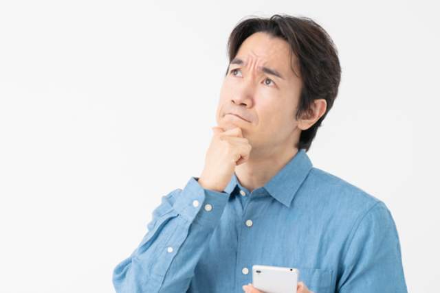 悩む表情の中年男性
