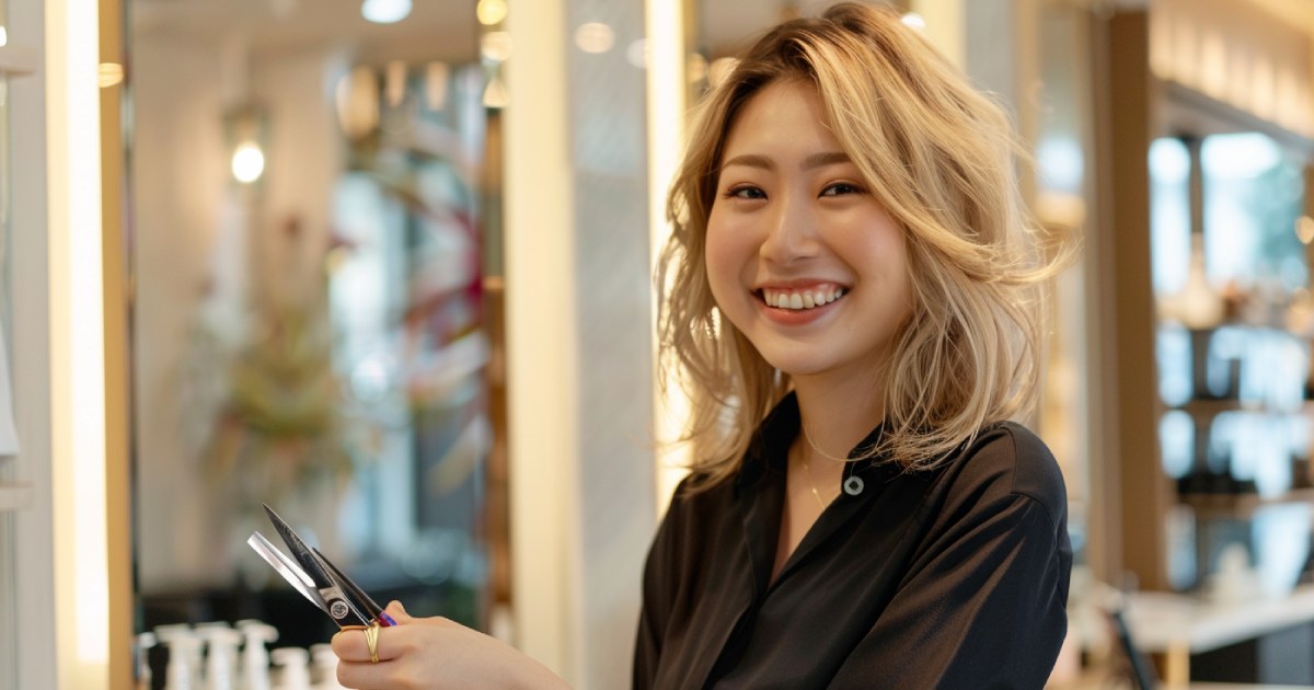 金髪のミディアムヘアの若い女性美容師