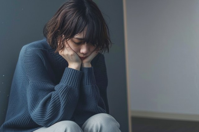 落ち込んだ様子のショートカットの若い女性