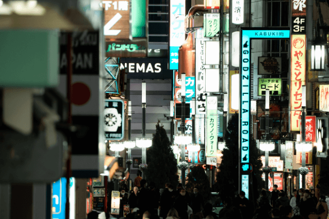 夜の繁華街