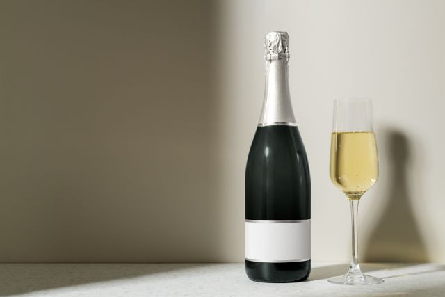 シャンパンボトルとグラス