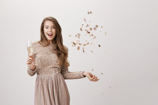 シャンパンを持つ女性