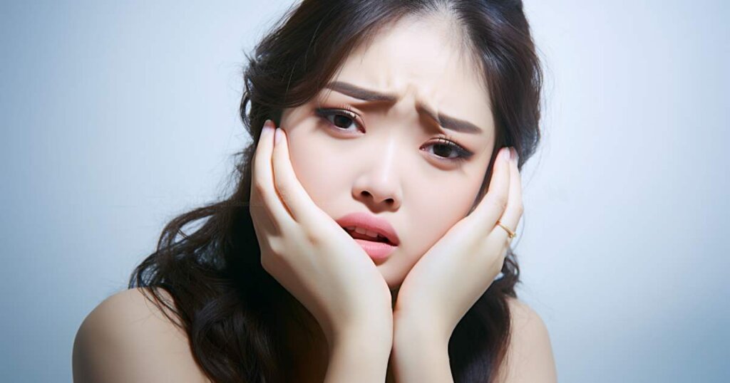困った表情をしている女性