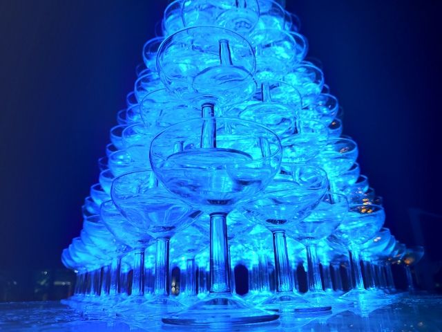 青色の光に照らされたシャンパンタワー