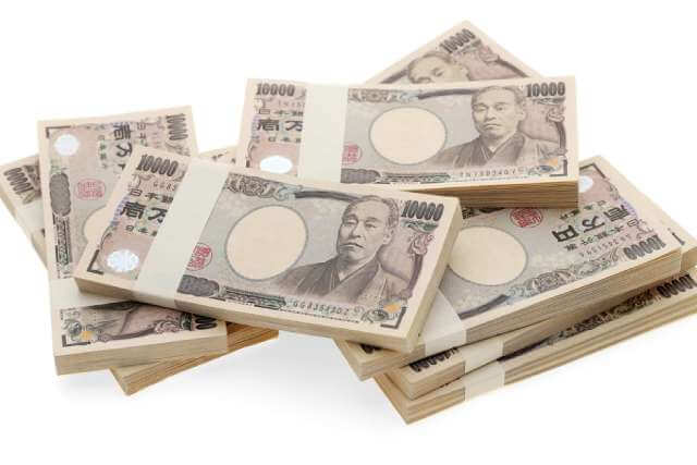 積み上げられた複数の一万円札の束