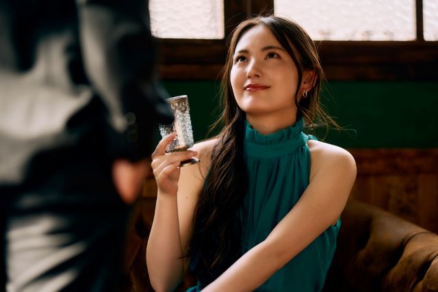 男性を見上げるドレスの女性