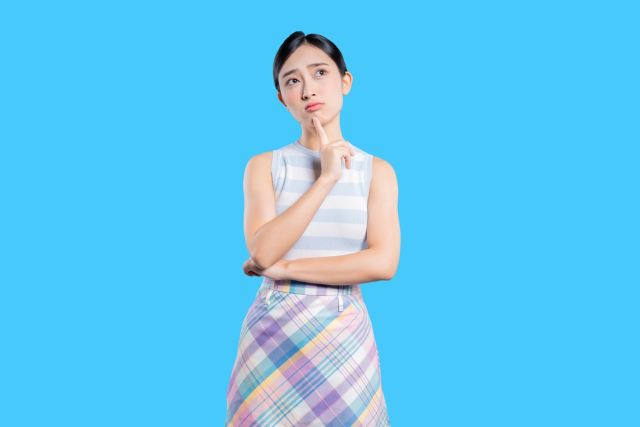 上を見上げる女性