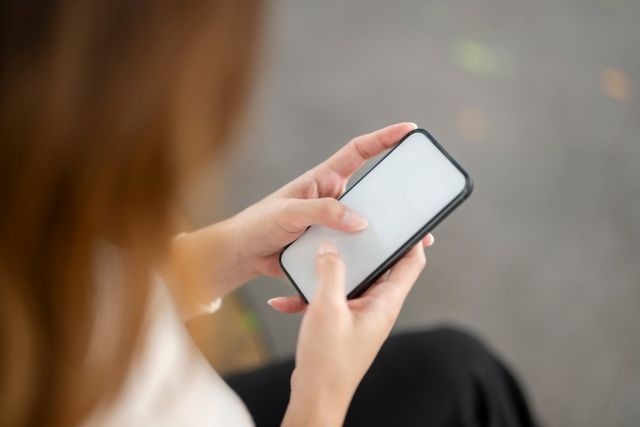 携帯を操作する女性