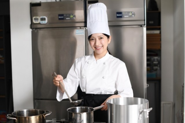 調理中の女性コック