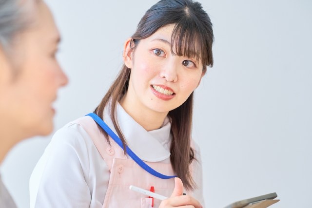 おばあさんと会話をする介護職員