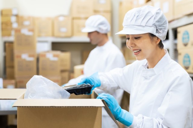 工場で作業する女性