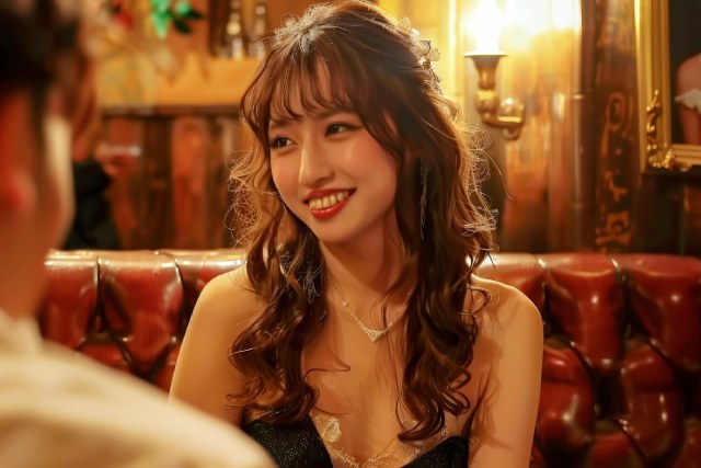 キャバクラで接客をしているキャバ嬢