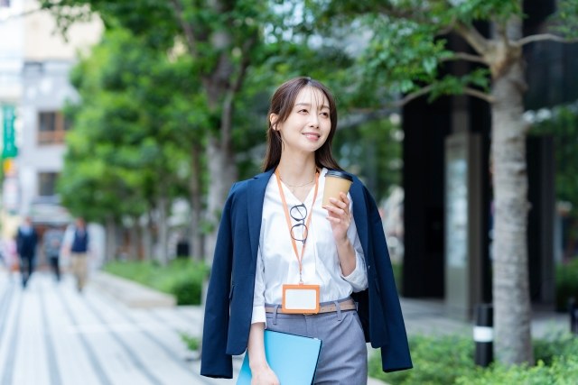 外を歩くお昼休み中のOL女性