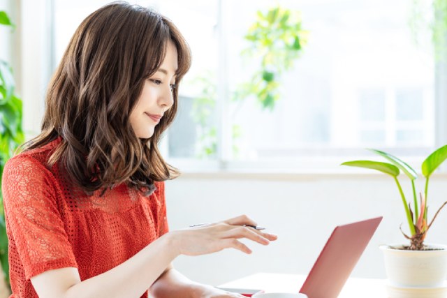 PCを使って自宅で仕事をする女性