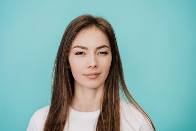 奇妙な顔をしてこちらを見る女性