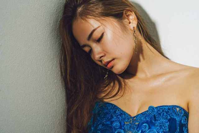 落ち込む青いドレスを着た女性