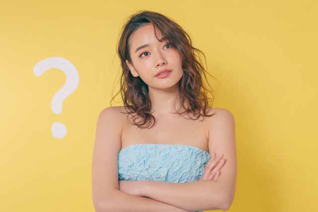 ハテナマークを浮かべる女性