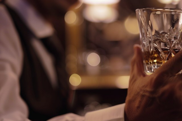 キャバクラでウイスキーを飲む男性の手元