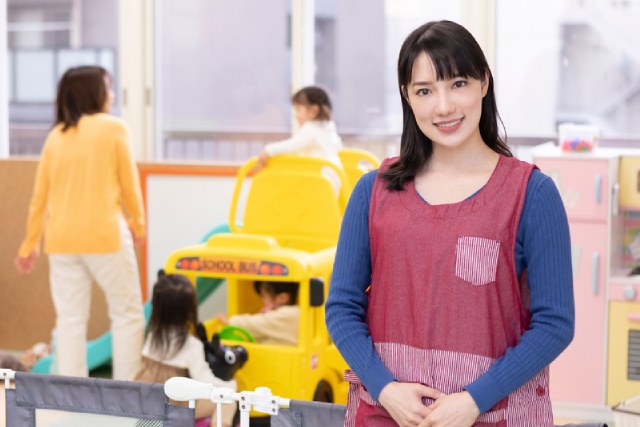 保育園で働く保育園の若い先生
