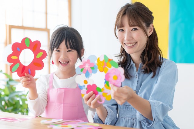 保育士・幼稚園の先生と幼女