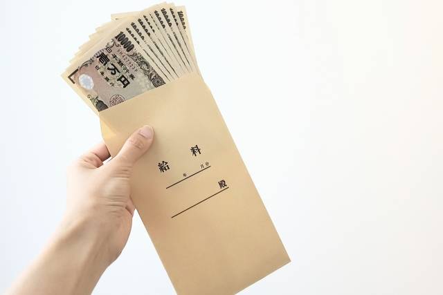 給料袋に入った複数の一万円札