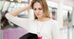 お財布を見て頭を抱える女性