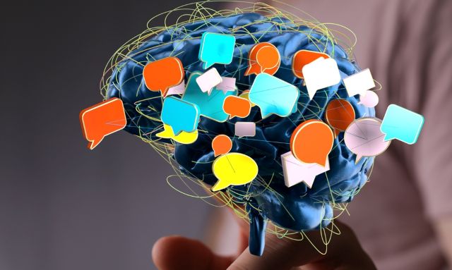 色々な吹き出しがついている頭の絵