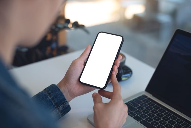 携帯を見る女性